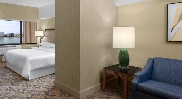 Guest Room Sheraton Lincoln Harbor Hotel