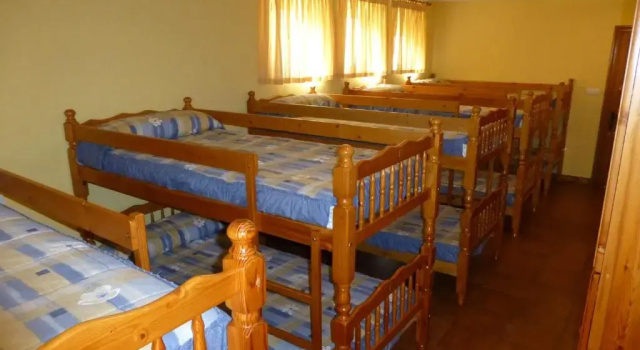 Кровать в общем номере Albergue Turístico Briz
