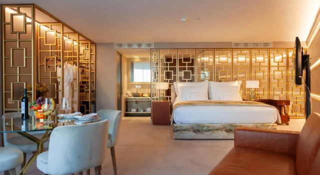 Люкс с балконом Wine & Books Lisboa Hotel