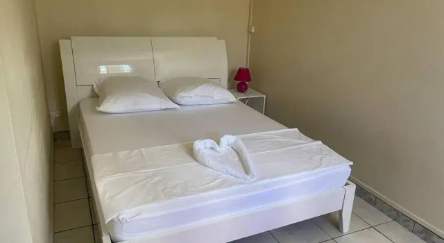 Bas de villa couleuvre, Rezerwuj Willa Hotele w Basse-Terre z parkingiem, Parking