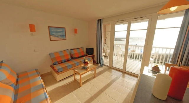 Oceanfront Escape for 6-7 Guests, Prenota Castello Audierne Pointe du Raz