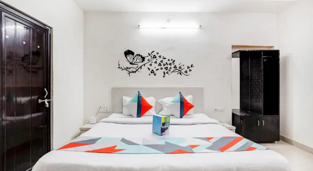 Номер Deluxe FabHotel Himanshi