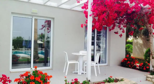 Семейный люкс с видом на бассейн Mon Repos Hotel