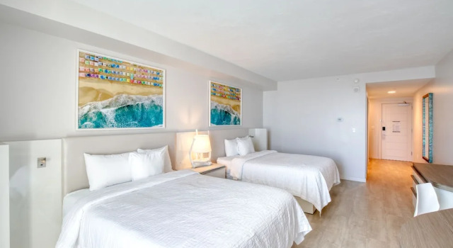 Четырёхместный номер Standard с балконом и с красивым видом из окна Daytona Grande Oceanfront Resort