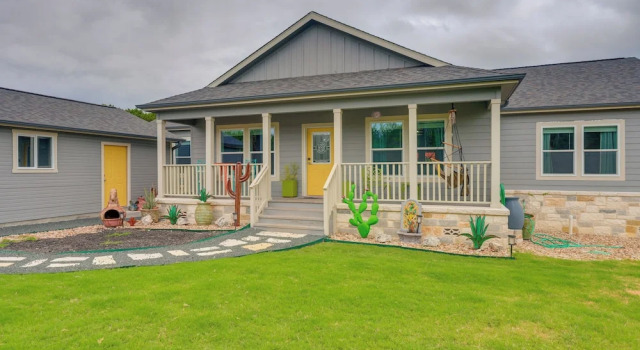 Коттедж Canyon Lake Home w/ Spacious Deck & Backyard!