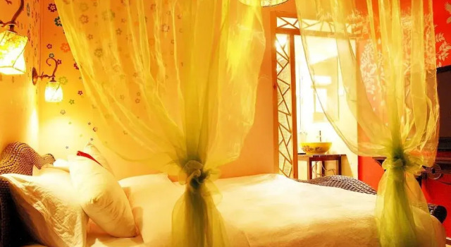 Overseas Inn, Забронировать Отель Отели Лицзян с парковкой, рядом с Zhongyi Market, Парковка