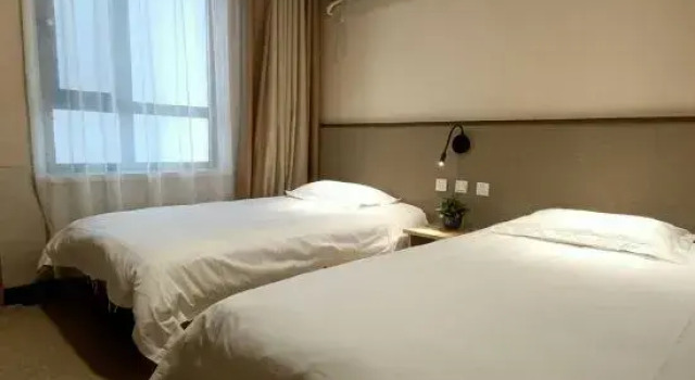 Кровать в общем номере Homeinn Pebble Hotel (Zhengding Airport)