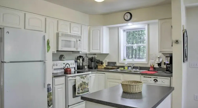 Spacious Home w/ Deck, Grill & Delaware River View, Buchen Sie Ferienhaus  