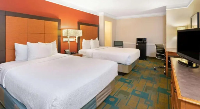 Четырёхместный номер Deluxe La Quinta Inn by Wyndham Phoenix Sky Harbor Airport