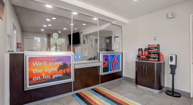 Motel 6 San Bernardino North, Book Motel Hoteller i Serrano Village med parkering, Parkering