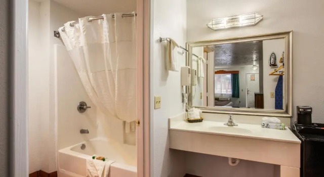 Люкс Sandia Peak Inn Old Town ABQ, a Howard Johnson by Wyndham