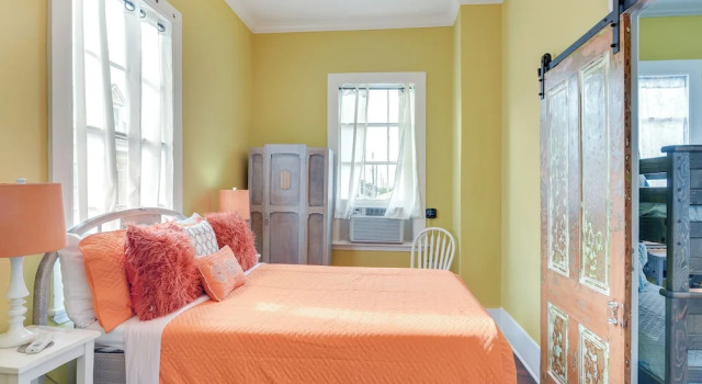 Galveston Getaway w/ Patio Near Porretto Beach!, Забронировать Дом для отпуска Виллы Галвестон, рядом с Rebecca Sealy Hospital, Вилла