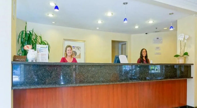 Clementine Hotel & Suites Anaheim, Забронировать Отель Отели Анахайм с завтраком, рядом с Anaheim Gardenwalk, Завтраки