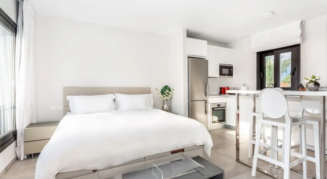 by RiVA - Chic, Contemporary Studio in Puerto Banus Gardens, Забронировать Отель Отели Марбелья 3 звезды, рядом с Playas del Duque, 3*