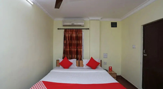 OYO 28355 Hotel Raj Mahal