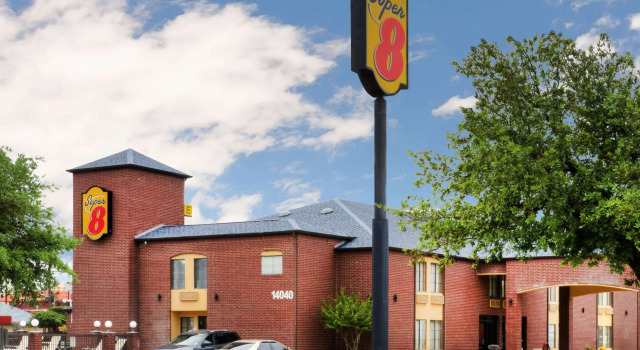 Super 8 by Wyndham Farmers Branch/North Dallas, Забронировать Отель Фармерс-Бранч Dallas - Fort Worth Metropolitan Area