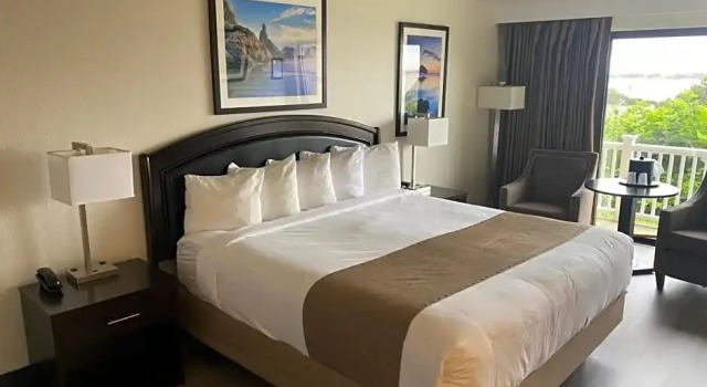 Двухместный люкс с балконом Bandon Inn