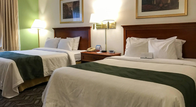 Четырёхместный номер Standard Quality Inn Holland - Toledo