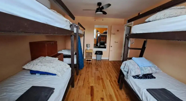 Кровать в общем номере Auberge Jeunesse LouLou's Backpacker Hostel