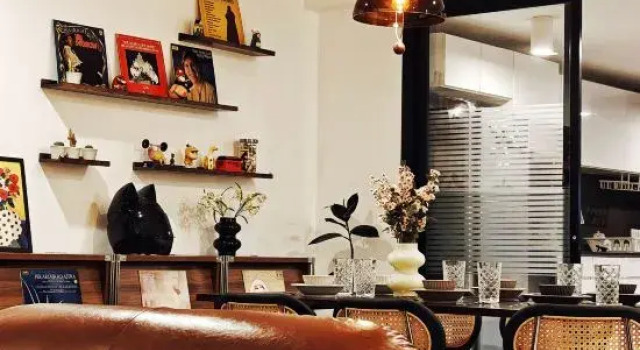 4BR Modern Art Villa with Free Wi-Fi Netflix Vinyl, Забронировать Вилла Отели Бангкока 4 звезды, рядом с Торговый центр DONKI Thonglor, 4*