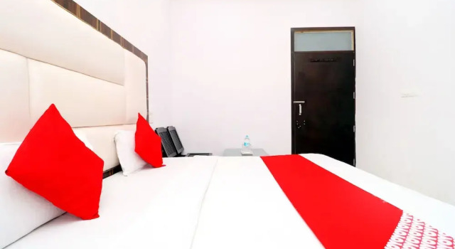 Hotel Red Velvet Inn by OYO Rooms, Забронировать Отель Хисар штат Харьяна, рядом с Hisar Railway Station