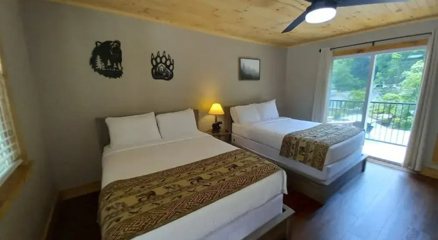 Четырёхместный номер Deluxe с балконом и с видом на горы The Carter Lodge On The River