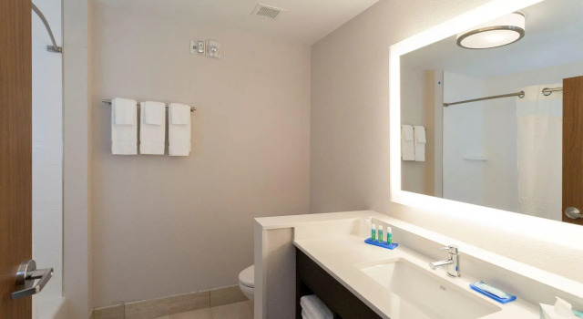 Четырёхместный люкс Holiday Inn Express and Suites Griffin by IHG