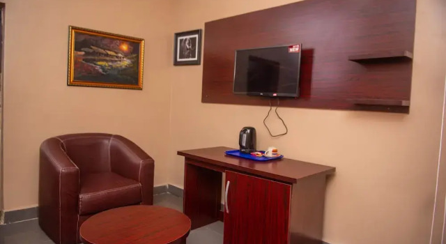 Delano Hotel And Suites, Rezerwuj Hotel Hotele w Ikpoba-Okha z basenem, Basen