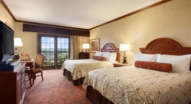 Четырёхместный номер Standard с частичным видом Chateau on the Lake Resort Spa and Convention Center