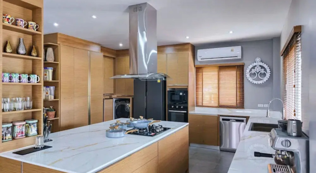 Вилла 4BR Villa Ideal for Groups Families V262