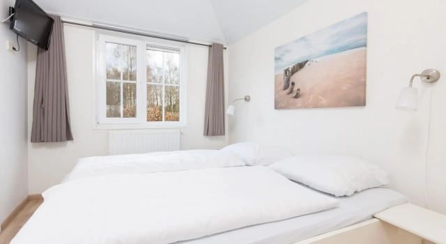 Thatched lodge with a combination microwave, at a holiday park in Twente, Prenota Hotel Kring van Dorth Lochem