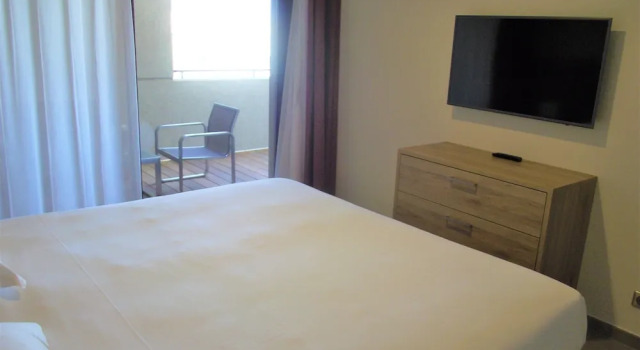 Кровать в общем номере с 2 комнатами с балконом Hotel Residence Lido Marana Bastia Furiani