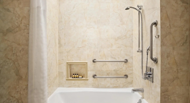 Четырёхместный номер Standard с частичным видом Wyndham Newport Hotel