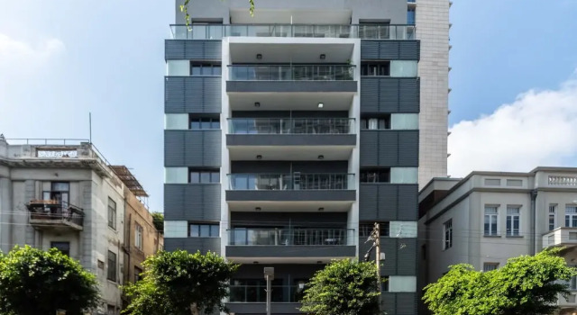 Stylish with Balcony Viewing Rothschild