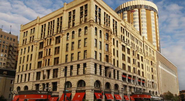 The Pfister Hotel, Book Hotel Milwaukee Wisconsin, nær Northwestern Mutual