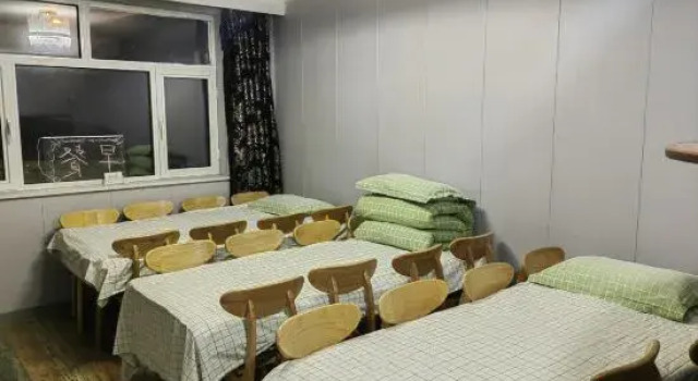Кровать в общем номере (мужской номер) Mgmj Hotel