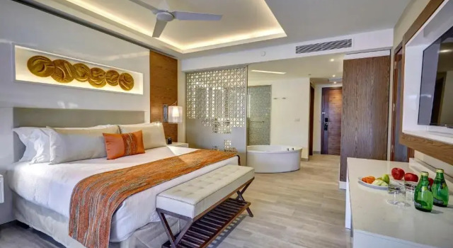 Полулюкс Luxury Royalton Bavaro, An Autograph Collection All-Inclusive Resort & Casino