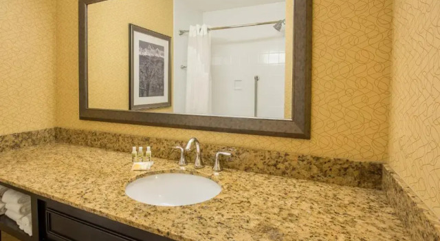 Двухместный номер Top Floor Standard Holiday Inn Portland-Airport I-205 by IHG