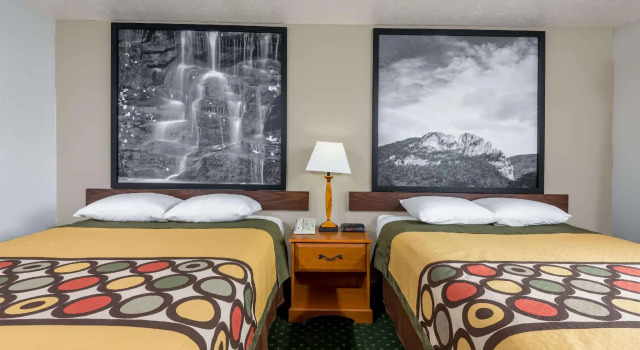 Четырёхместный номер Standard Super 8 by Wyndham Fairmont