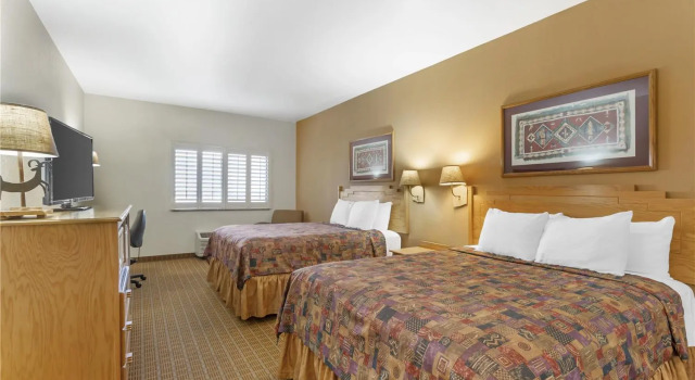 Четырёхместный номер Standard с видом на бассейн Best Western Gold Canyon Inn & Suites