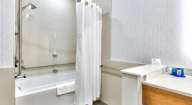 Двухместный люкс Holiday Inn Express & Suites Trois Rivieres Ouest by IHG