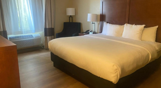 Comfort Inn & Suites Phoenix North - Deer Valley, Забронировать Отель Дир-Вэлли 