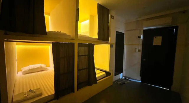 Кровать в общем номере Central Pod Capsule Hostel