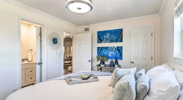 Chic Gulf Shores Condo w/ Pool & Beach Access, Забронировать Апартаменты/квартира Галф-Шорс Alabama Gulf, рядом с Парк аттракционов Waterville USA