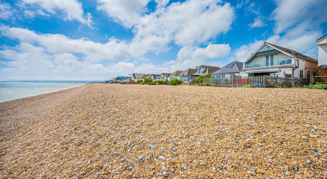 Beachfront Escape Sleeps 8 Ideal Family Retreat, Забронировать Отель Отели Исторического графства Суссекса с парковкой, Парковка