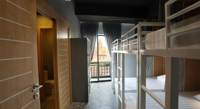 Кровать в общем номере Sky hotel
