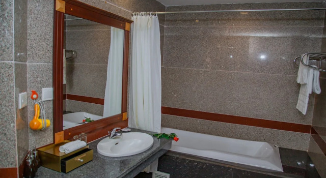 Люкс с балконом DLGL - Dung Quat Hotel