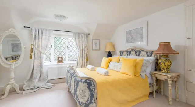 Forest Drove Cottage · Idyllic New Forest 6 Bedroom Thatched Cottage