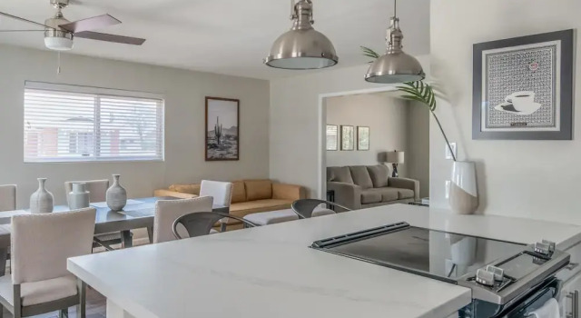 3BR Home near Old Town - Pool by WanderJaunt, Забронировать Дом для отпуска Отели Скотсдейл с парковкой, Парковка
