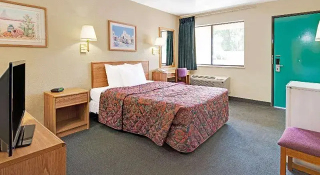 Номер Standard Days Inn by Wyndham Espanola